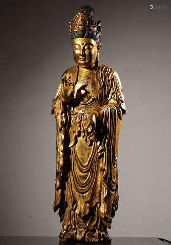 In the Qing Dynasty, the wooden lacquer gold Guanyin statue