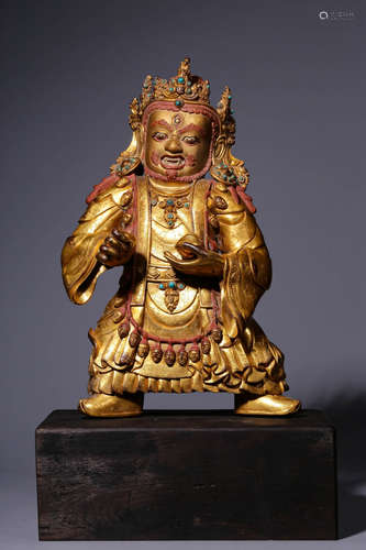 In the Qing Dynasty, bronze gilded diamond hand statues