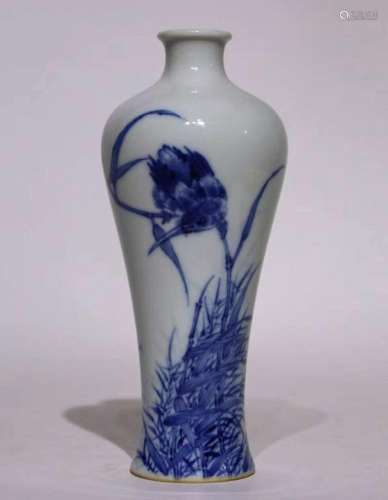 Blue and white flower and bird vase of the Republic of China
