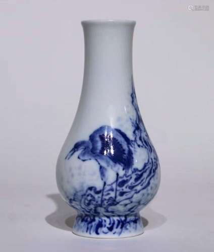 Blue and white flower and bird vase of the Republic of China