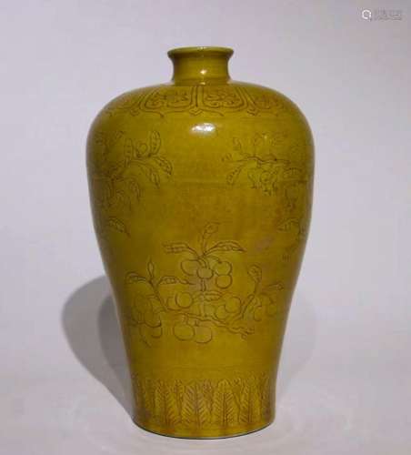 Yellow uranium plum vase in the Qing Dynasty