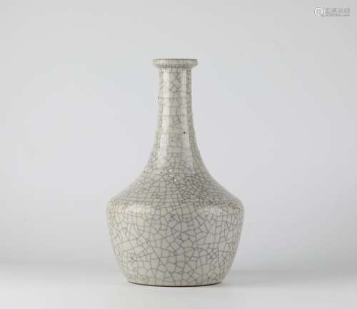 Chinese Ge glazed porcelain vase, 18th century