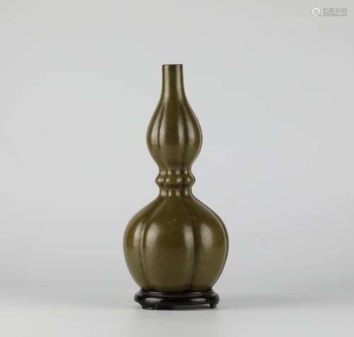 Chinese tea glazed porcelain vase, 17th century