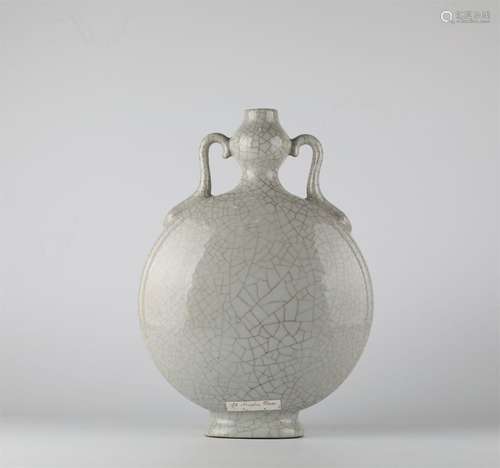 China with natural cracks porcelain vase , Qianlong