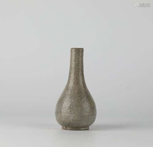 China's with natural cracks porcelain vase，Song Dynasty