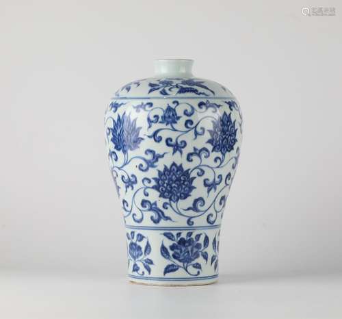 Chinese blue and white glazed porcelain vase, 15th century