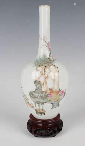 A Chinese Qianjiangcai enamelled porcelain bottle vase
