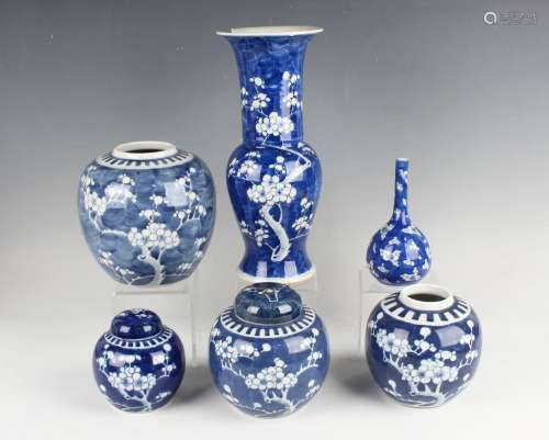 A Chinese blue and white porcelain 'phoenix tail' vase