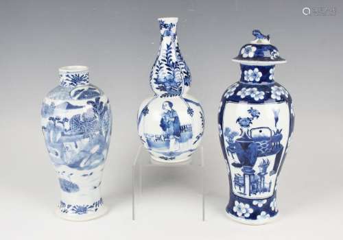 A Chinese blue and white porcelain double gourd shaped vase