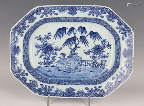 A Chinese blue and white export porcelain dish