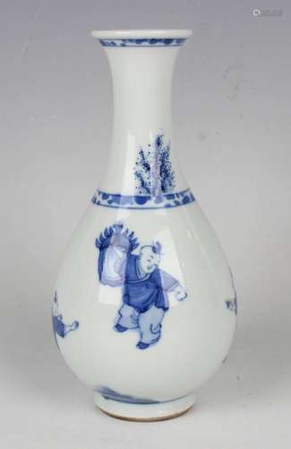 A Chinese blue and white porcelain bottle vase