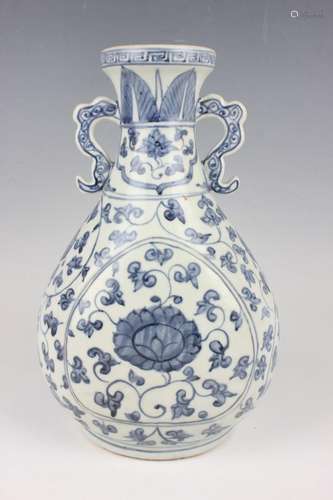 A Chinese Ming-style blue and white porcelain vase