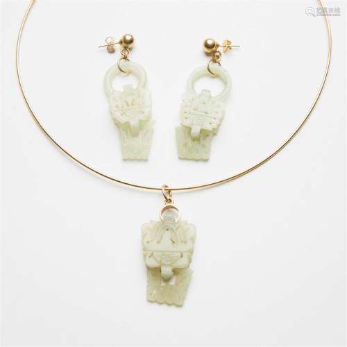 A White Jade 'Longevity' Necklace and Earring Set, 19th Cen