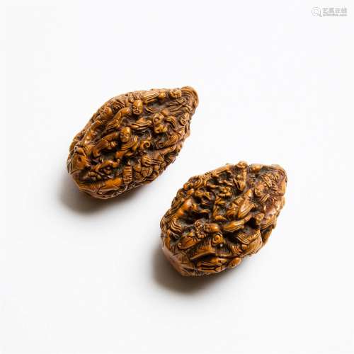 A Pair of Carved 'Eighteen Luohan' Walnuts, Qing Dynasty, 清