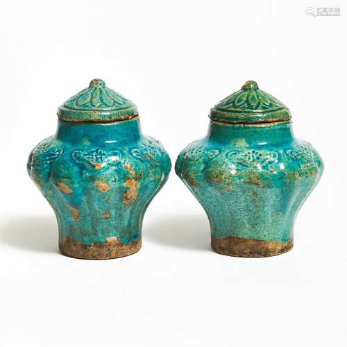 A Pair of Turquoise-Glazed Jars and Covers, 19th Century, 晚