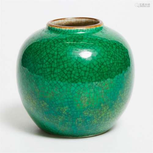 An Apple-Green Crackle-Glazed Jar, Late Qing Dynasty, 晚清 苹...