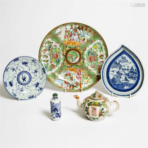 A Group of Five Chinese Porcelain Wares, 18th/19th Century,