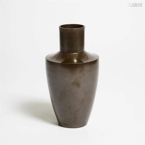 Aida Tomiyasu (1901-1987), A Japanese Bronze Vase, Showa Er