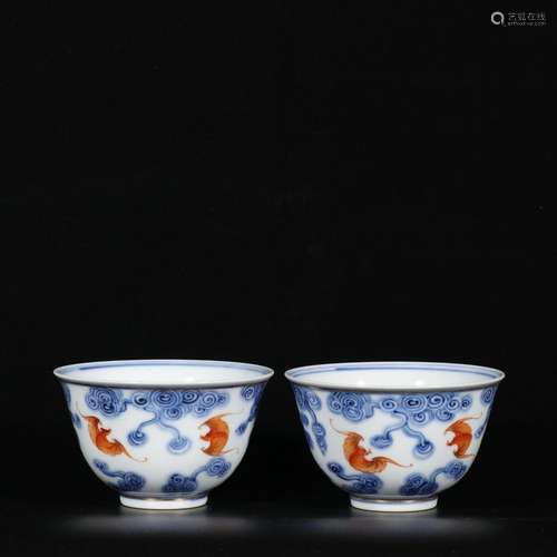 A pair of blue and white vanadium red bat pattern cups