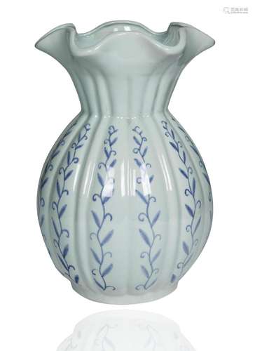 FINE CHINESE BLUE AND WHITE PORCELAIN VASE