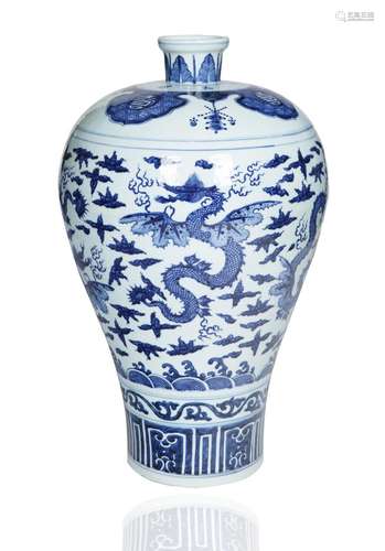 FINE CHINESE BLUE AND WHITE MEIPING MOTIF PORCELAIN VASE