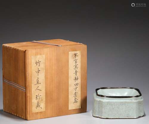 Official Kiln Celadon Silver Mouth Box