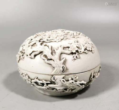 White glaze plum blossom lid box