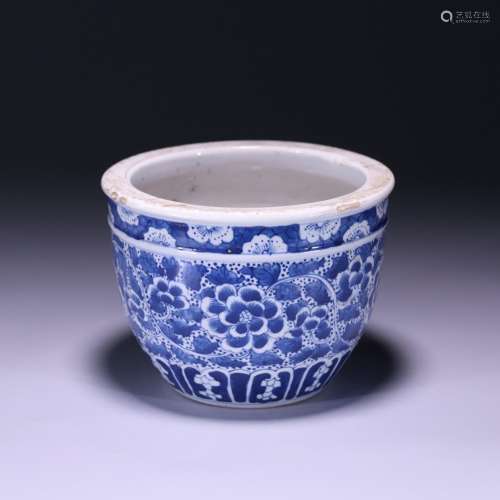 Blue and white twisted flower pattern flower pot