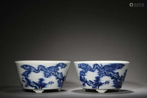 A PAIR OF QING BLUE AND WHITE BASINS