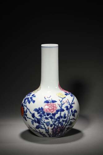 A QING BLUE AND WHITE GLOBULAR VASE