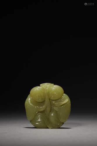 A YELLOW JADE PENDANT