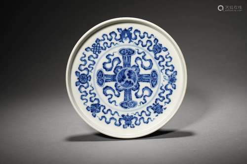 A QING DYNASTY QIANLONG PERIOD BLUE AND WHITE DISH