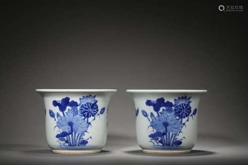 A PAIR OF QING KANGXI PERIOD BASINS