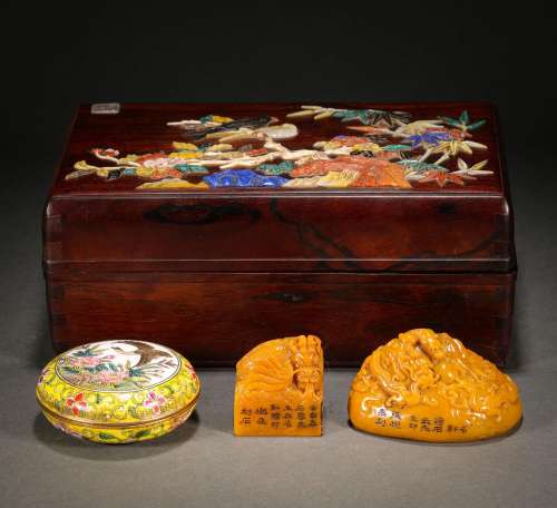 A set of Tianhuang stone dragon button seals in the Qing Dyn...