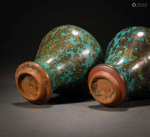 A pair of kiln glaze water drop bottles in Qing Dynasty