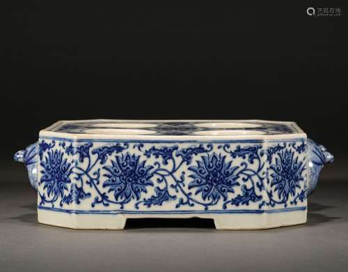 A five-bat holder with twined lotus and Jiaqing period, Qing...