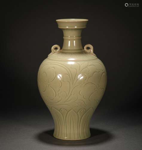 A pair of ears flower vase of Yue kiln before Ming Dynasty