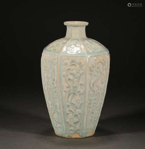 Before the Ming Dynasty, a plum vase with tangled branches a...