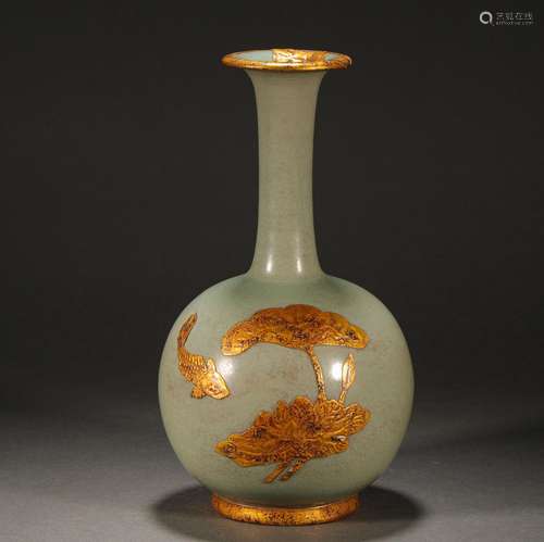 Tianqiu vase covered with sky blue glaze and gold in Ming Dy...