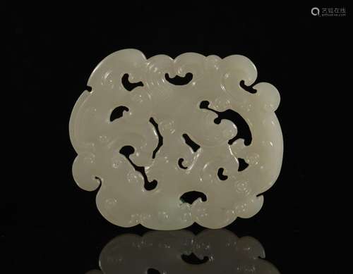 Hetian jade dragon pattern pendant in Qing Dynasty