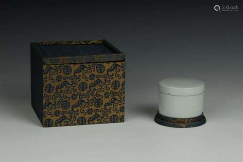 White glazed lid box with custom box,Qing Dynasty