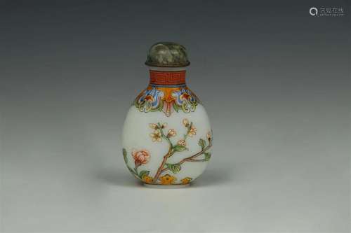 Enamelled Milk GlassSnuff Bottle - Manner of Ye Bengqi, Qian...