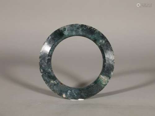 An agate ring made of water plants before the Ming Dynasty