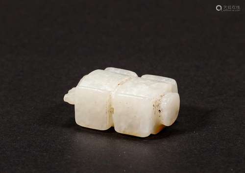 A small jade pendant before the Ming Dynasty