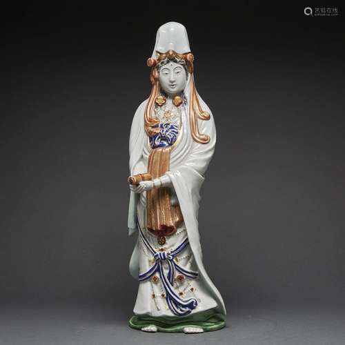 STATUETTE en porcelaine polychrome et dorée, figurant la dée...