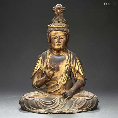 SUJET en bois laqué et doré figurant le bodhisattva Kannon, ...