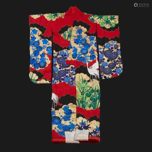 KIMONO UCHIKAKEen soie à décor polychrome teint et brodé, de...