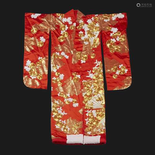 KIMONO UCHIKAKEen soie rouge brodée aux fils dorés et blancs...