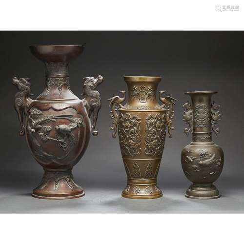 SUITE DE TROIS VASES en bronze, de forme balustre, l'un de p...