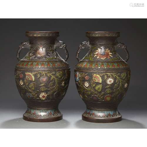 BEL ENSEMBLE DE CINQ VASES BALUSTRES en bronze et émaux cham...